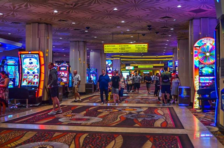 wild swarm slot machine